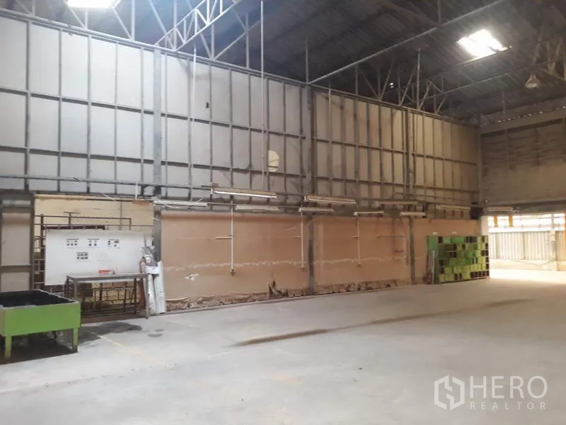 โรงงาน ให้เช่าในThanyaburi, Pathum Thani - ผนังด้านข้างโกดังโครงเหล็ก ติดหลอดไฟยาวและตู้ระบบสาธารณูปโภค