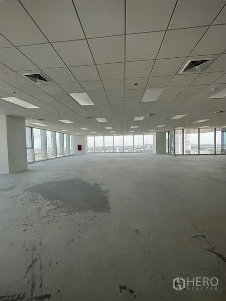 Office Space for rent in Bang Na, Bangkok - Large column‑free office floor with dropped acoustic ceiling, LED lighting and panoramic windows.