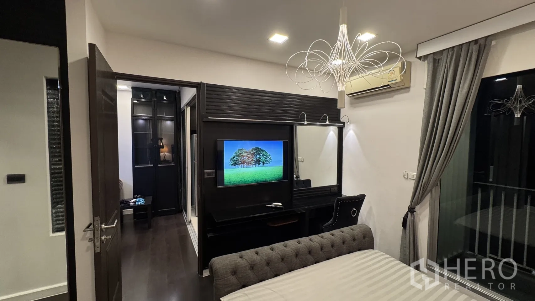 公寓 出租或出售在Khlong Toei, Bangkok - 卧室多媒体墙，挂装电视与内置书桌及装饰照明。