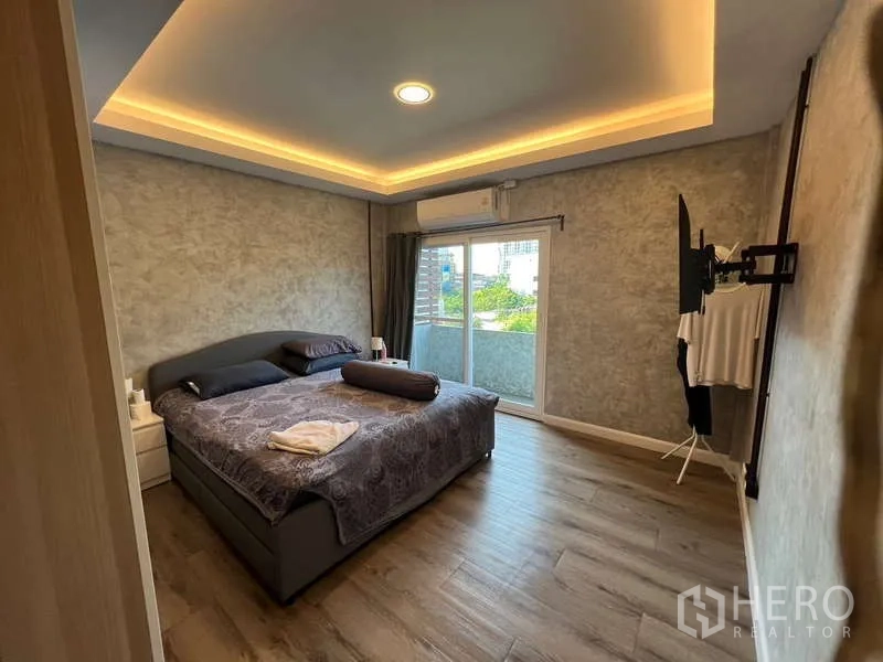 อาคารพาณิชย์ ขายในSuan Luang, Bangkok - ห้องนอนมีประตูกระจกเลื่อนไปยังระเบียงเล็ก มองเห็นวิวเมือง