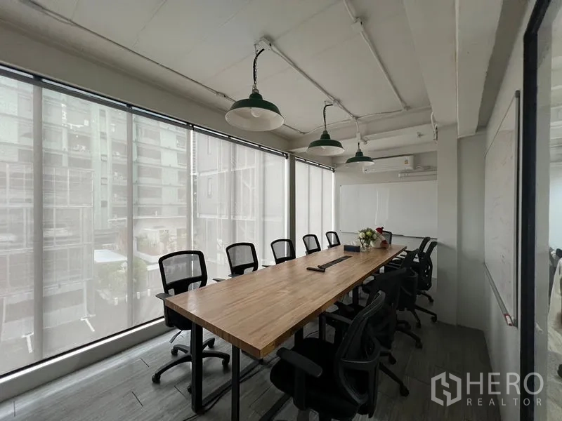 สำนักงาน ให้เช่าในPathum Wan, Bangkok - ห้องประชุมผนังกระจก โต๊ะไม้รองรับ 8–10 ที่นั่ง พร้อมมู่ลี่กรองแสงริมหน้าต่าง