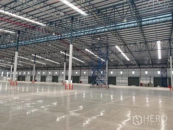 คลังสินค้า ให้เช่าในPluak Daeng, Rayong - แนวช่องโหลดสินค้าและประตูม้วน ภายในโกดังโปร่งสว่าง