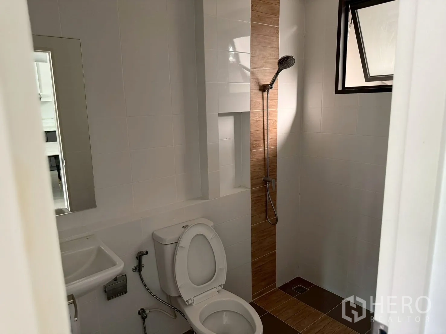 Townhouse for rent in Bang Phli, Samut Prakan - Ground-floor bathroom with shower niche and toilet.