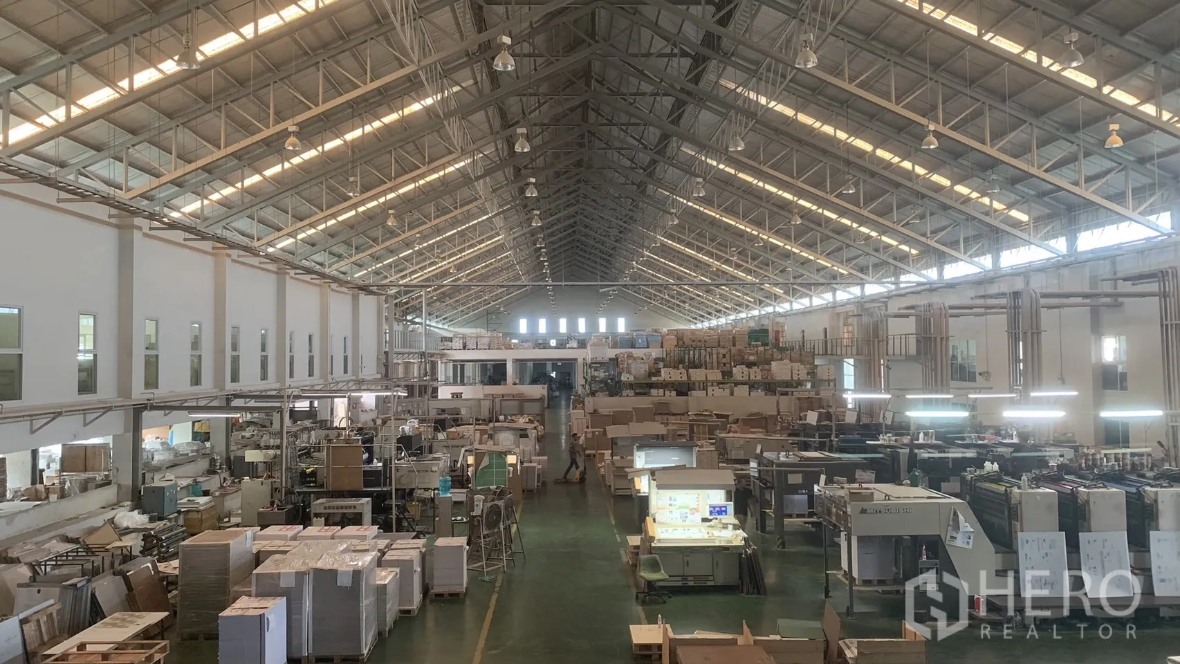 工厂 出售在Mueang Samut Sakhon, Samut Sakhon - 俯瞰宽阔厂房车间，流水线与仓储区一览。