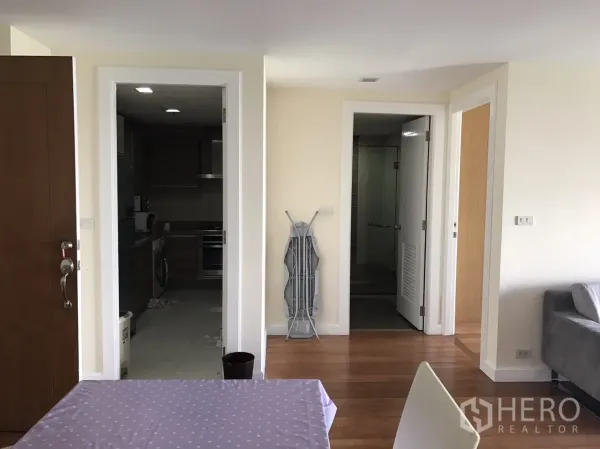 คอนโด ให้เช่าหรือขายในWatthana, Bangkok - มุมมองจากทางเข้าไปยังครัวปิดและห้องน้ำที่เชื่อมกับพื้นที่นั่งเล่น โทนเรียบง่าย.