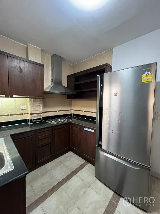 Detached House for rent in Bang Kapi, Bangkok - Kitchen corner showing refrigerator, shelves and cooker hood.