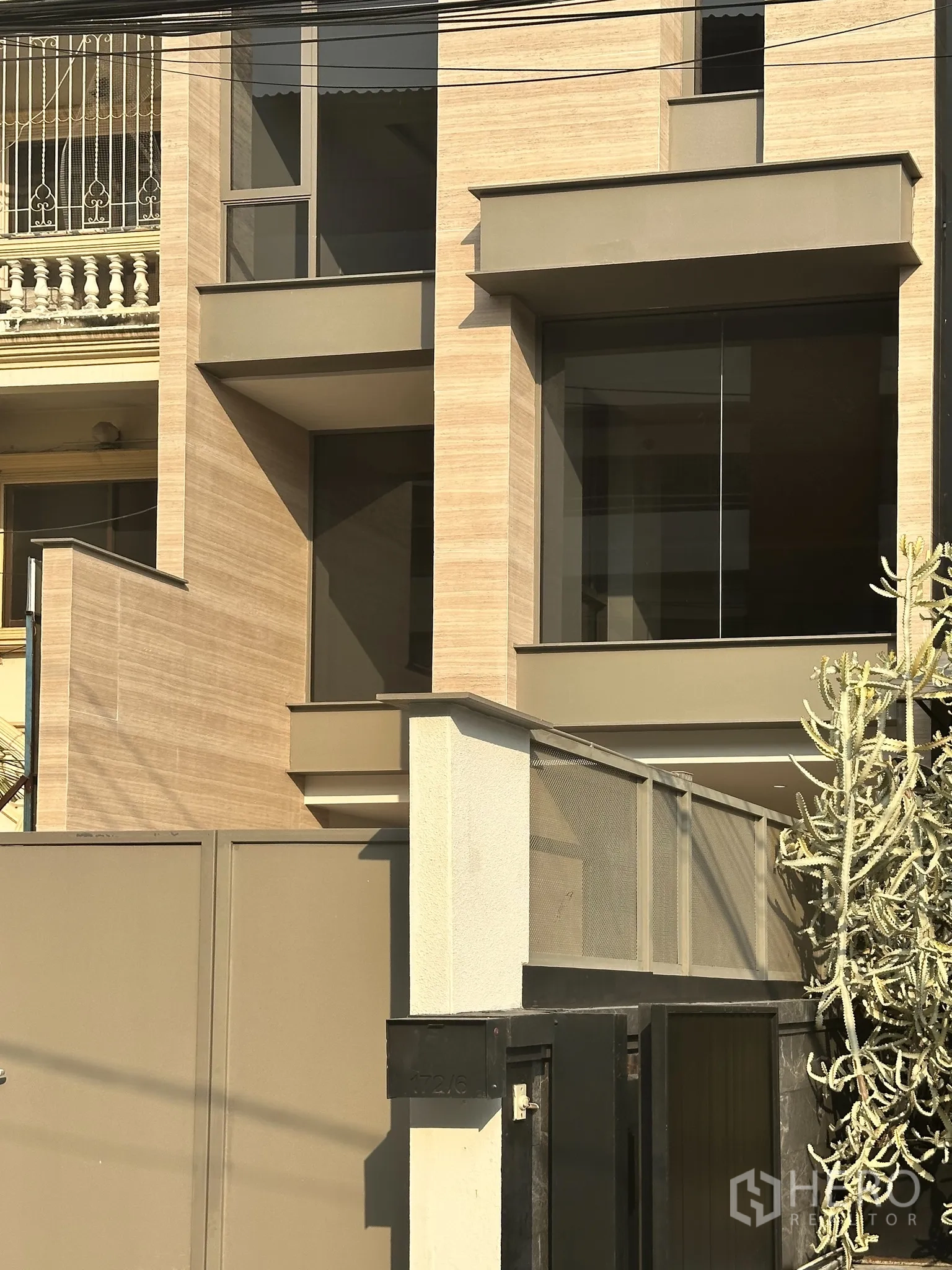 家庭办公室 for rent or sale in Watthana, Bangkok - 建筑外立面近景，前门与绿植。