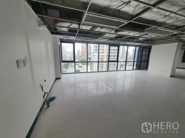 สำนักงาน ให้เช่าในBang Rak, Bangkok - โซนริมหน้าต่าง แสงธรรมชาติ พื้นไวนิลเรียบ ในออฟฟิศบางรัก