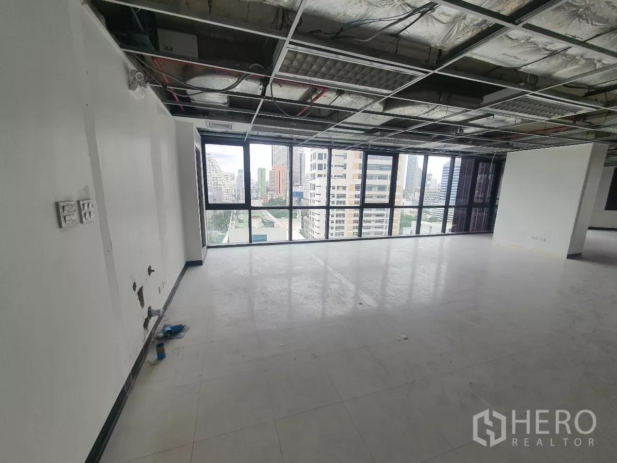 สำนักงาน ให้เช่าในBang Rak, Bangkok - โซนริมหน้าต่าง แสงธรรมชาติ พื้นไวนิลเรียบ ในออฟฟิศบางรัก