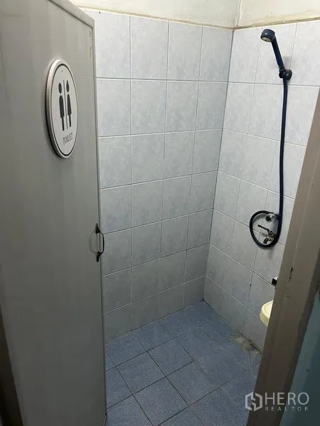 店屋 出租在Khlong Toei, Bangkok - 简洁的瓷砖浴室，手持花洒与基础配件。