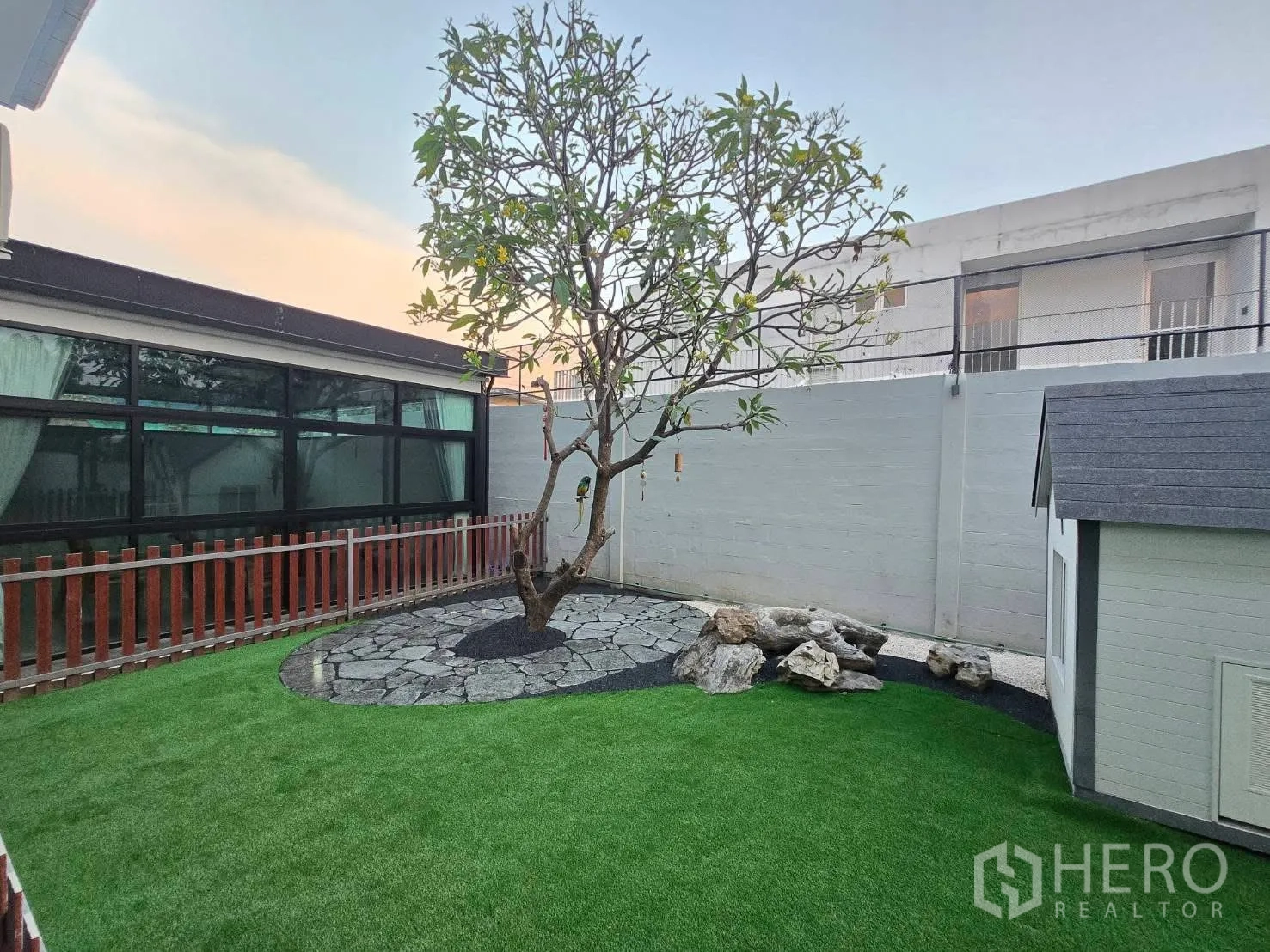 独栋房屋 for rent in Lat Phrao, Bangkok - 私家庭院，草地、树石景与小型储物屋。