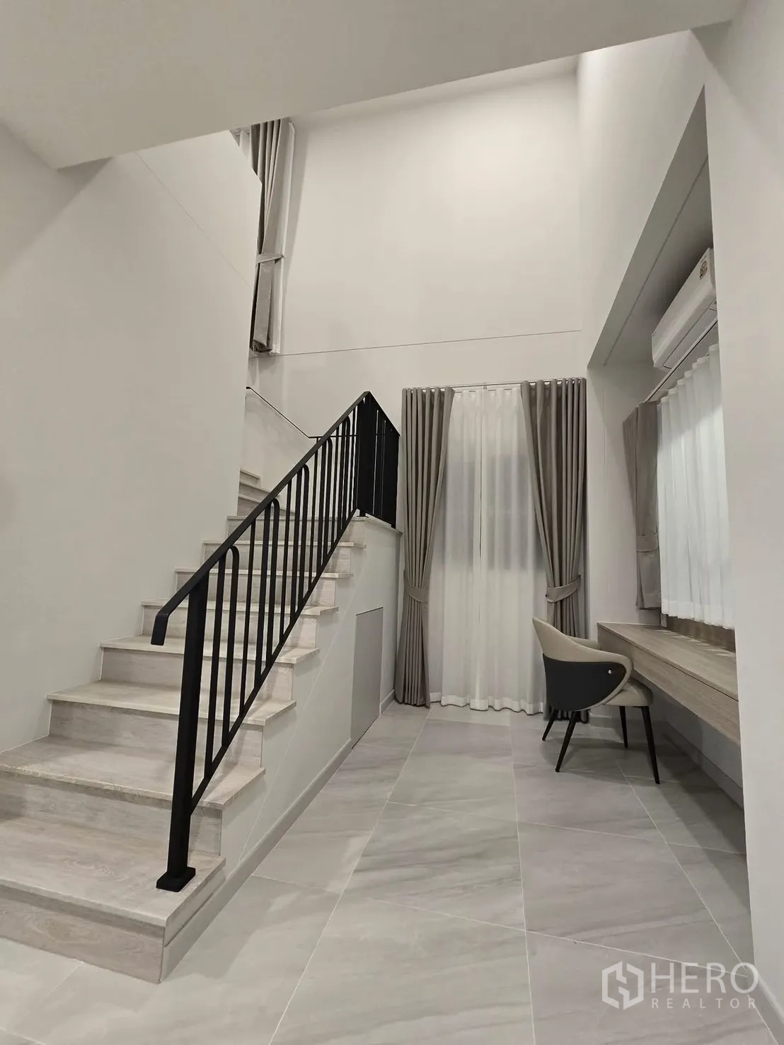 独栋房屋 for rent in Bang Phli, Samut Prakan - 黑色扶手楼梯，旁设学习书桌与高窗。