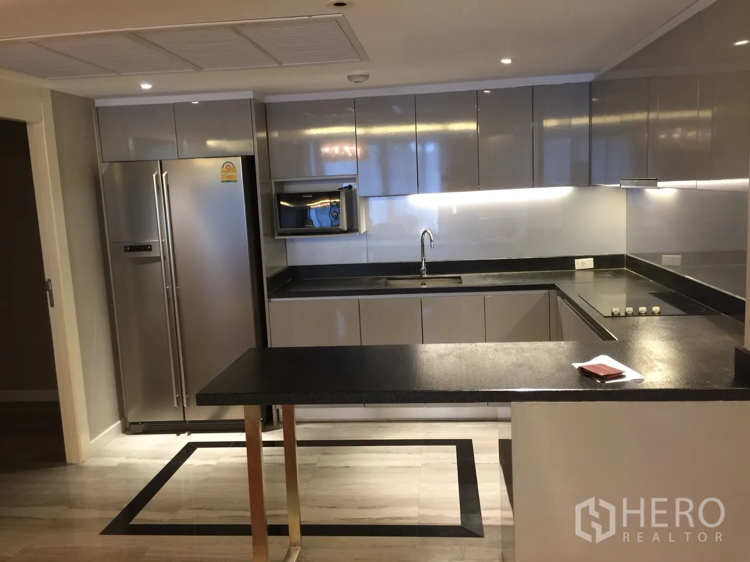 คอนโด ให้เช่าในWatthana, Bangkok - ครัวรูปตัว U ตู้บานเงา เคาน์เตอร์บาร์ และตู้เย็นสแตนเลส