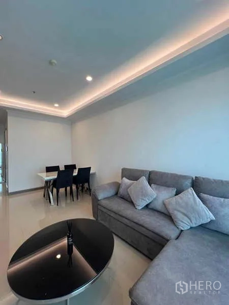 คอนโด ให้เช่าในRatchathewi, Bangkok - พื้นที่พักผ่อนสบาย ๆ โซฟา L-Shape หมอนอิง และไฟฝ้าซ่อนแสง