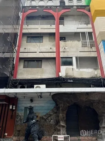 店屋 出售在Bang Rak, Bangkok - 多层店屋外立面，红色立柱与卷闸门，位于曼谷邦拉克。