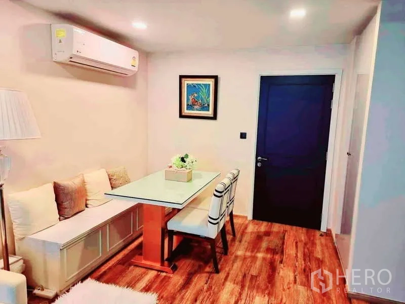 公寓 出售在Bang Rak, Bangkok - 入口餐区，玻璃台面餐桌、长椅与两把餐椅，木地板。