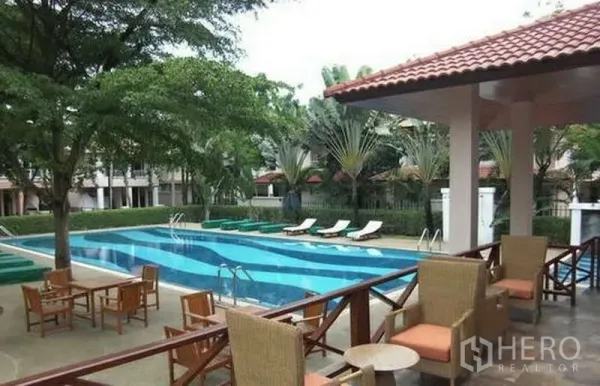 บ้าน ให้เช่าในWang Thonglang, Bangkok - สระว่ายน้ำส่วนกลางพร้อมเตียงอาบแดด ศาลาพักผ่อน และต้นไม้ร่มรื่น