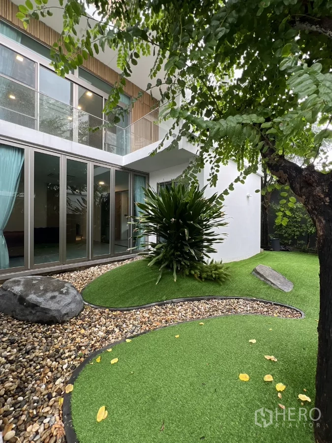 独立式住宅 出租在Saphan Sung, Bangkok - 景观庭院，落地推拉门，卵石与草坪起伏