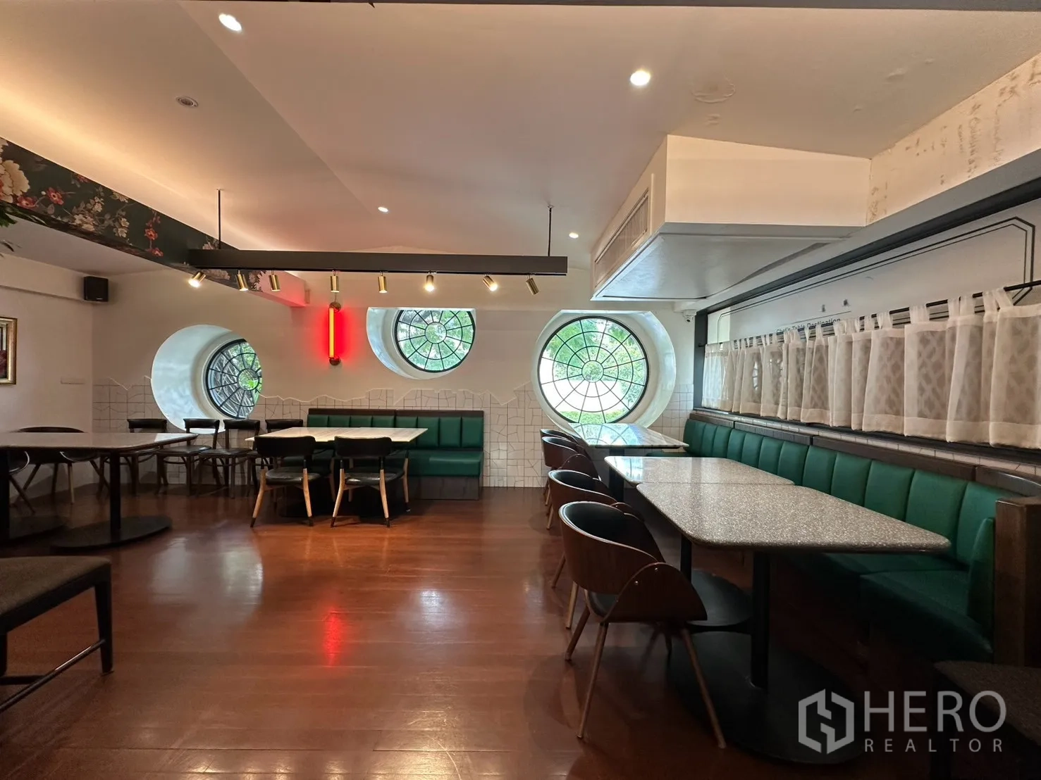 Detached House for rent in Watthana, Bangkok - Seating area with circular stained-glass-style windows and emerald booth.