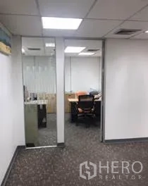 办公空间 出租在Khlong Toei, Bangkok - 私密办公室入口，玻璃门与地毯地面，内有办公椅。