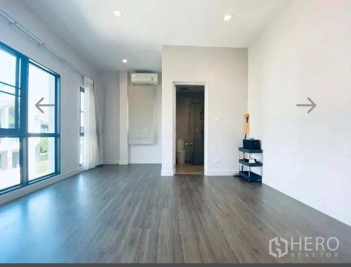 Detached House for sale in Saphan Sung, Bangkok - Large bedroom with ensuite bath and big windows.