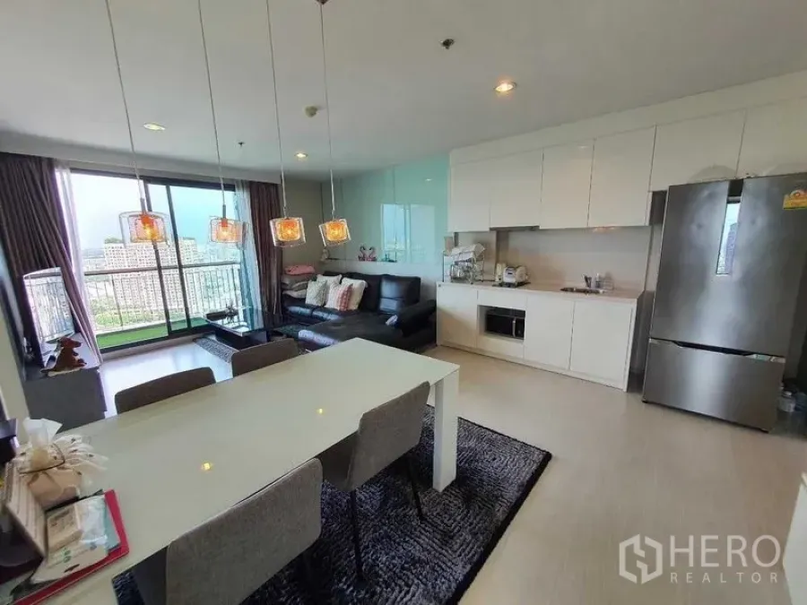 คอนโด ขายในKhlong Toei, Bangkok - ห้องนั่งเล่นและครัวแบบเปิด เชื่อมต่อระเบียง พร้อมหน้าต่างสูงจรดเพดาน