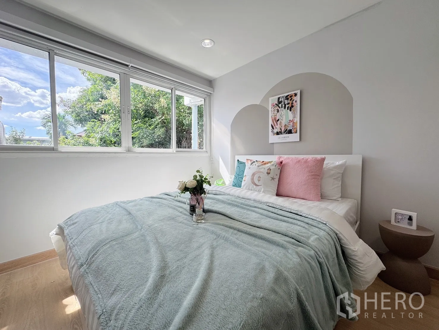 Detached House for rent - Sunlit bedroom with long window and garden view.