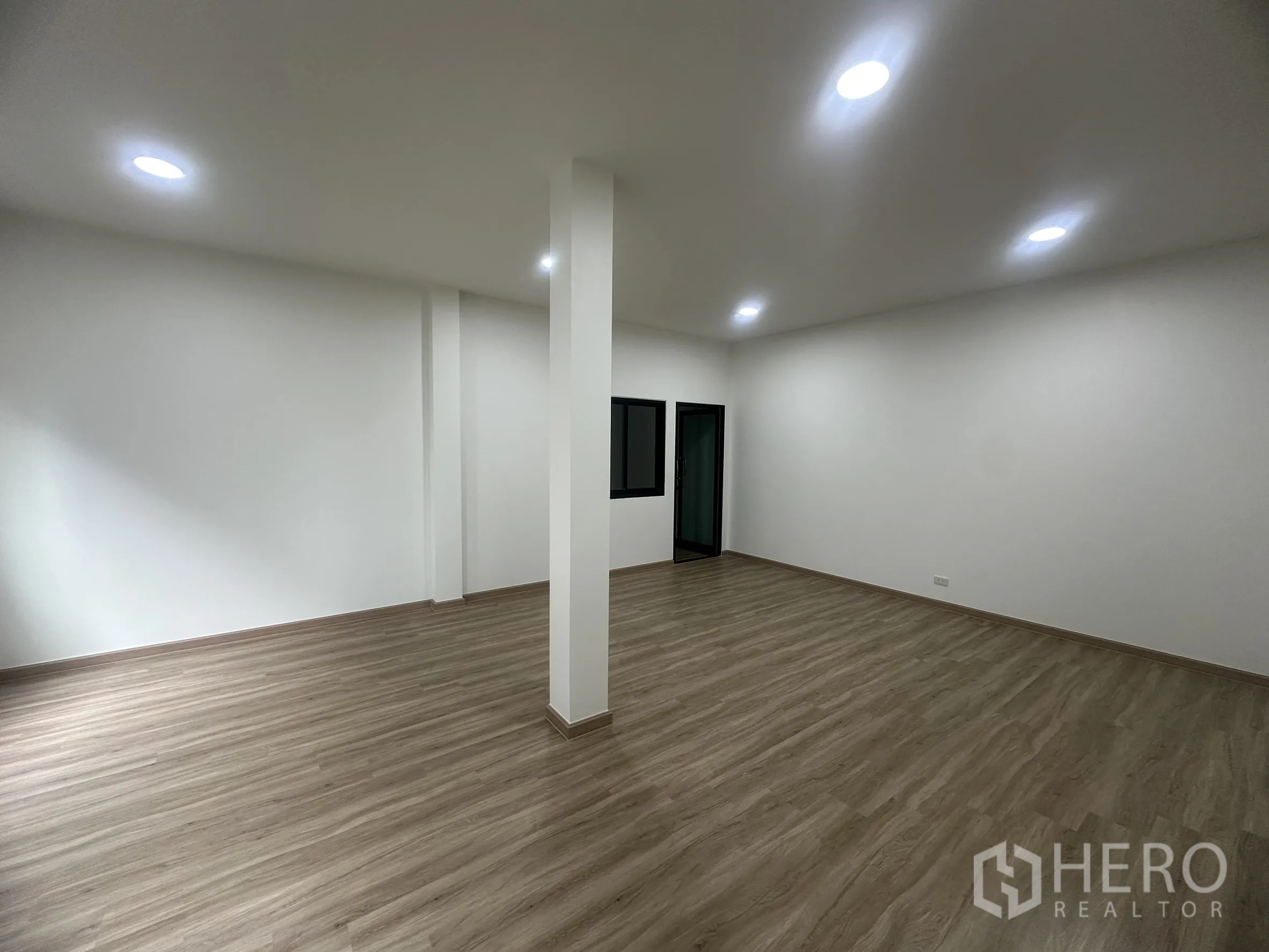 货栈 出售在Khlong Luang, Pathum Thani - 二层办公室，木纹地板、嵌灯与窗户，空间宽敞。