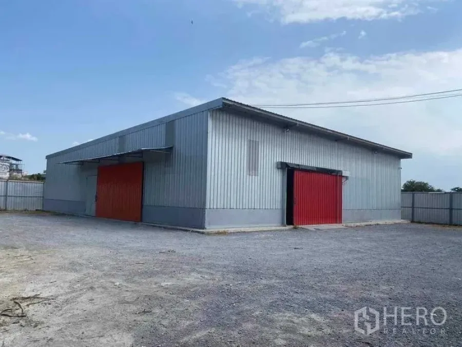 Warehouse for rent in Nong Khaem, Bangkok - Another view of the steel warehouse exterior with ample parking and turning area.