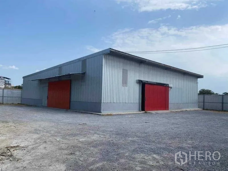 Warehouse for rent in Nong Khaem, Bangkok - Another view of the steel warehouse exterior with ample parking and turning area.