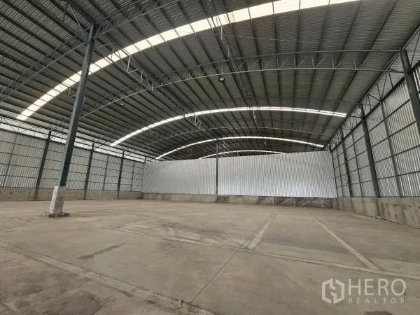 คลังสินค้า ให้เช่าในLam Luk Ka, Pathum Thani - พื้นที่เก็บสินค้ากว้าง หลังคาโค้งโครงเหล็กและเสากลาง เหมาะติดตั้งชั้นวาง