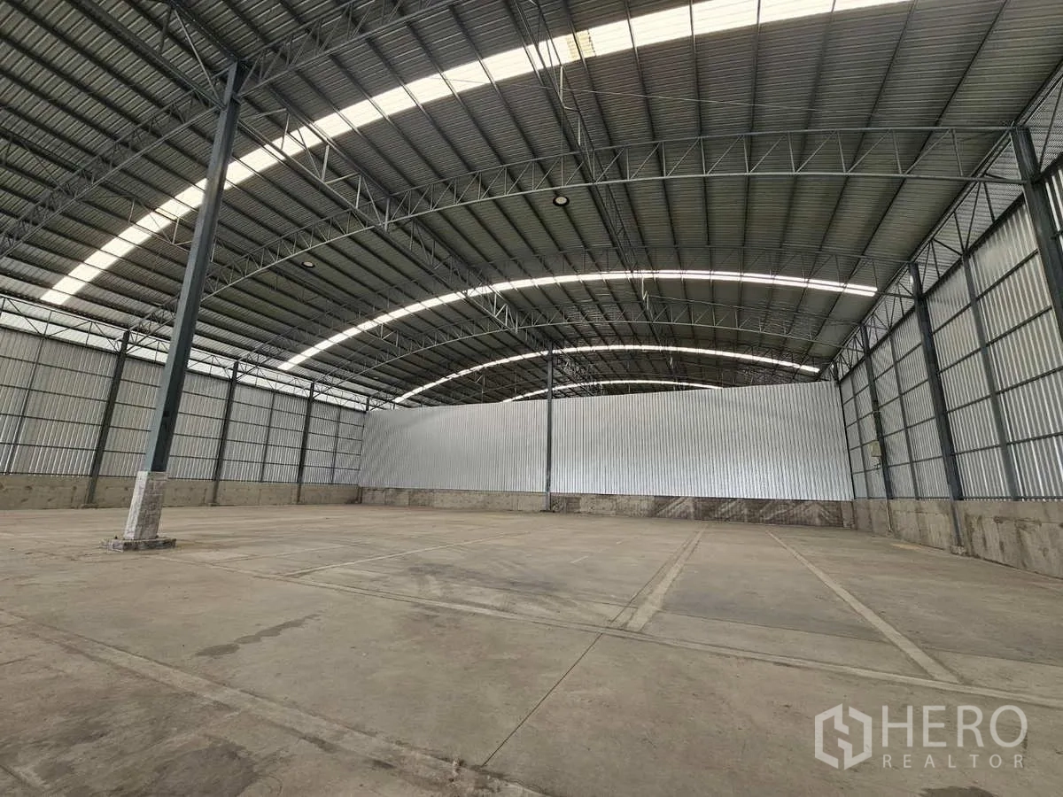 คลังสินค้า ให้เช่าในLam Luk Ka, Pathum Thani - พื้นที่เก็บสินค้ากว้าง หลังคาโค้งโครงเหล็กและเสากลาง เหมาะติดตั้งชั้นวาง