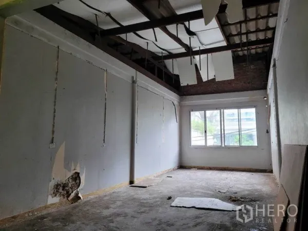 店屋 出租在Khlong Toei, Bangkok - 楼上高挑空间，外露梁架与大窗，天花板待修