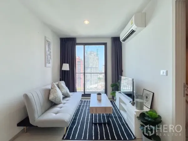 คอนโด ให้เช่าหรือขายในKhlong Toei, Bangkok - ห้องนั่งเล่นหันสู่หน้าต่างบานใหญ่และวิวเมืองจากโซฟา