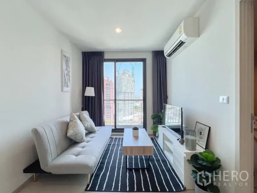 คอนโด ให้เช่าหรือขายในKhlong Toei, Bangkok - ห้องนั่งเล่นหันสู่หน้าต่างบานใหญ่และวิวเมืองจากโซฟา