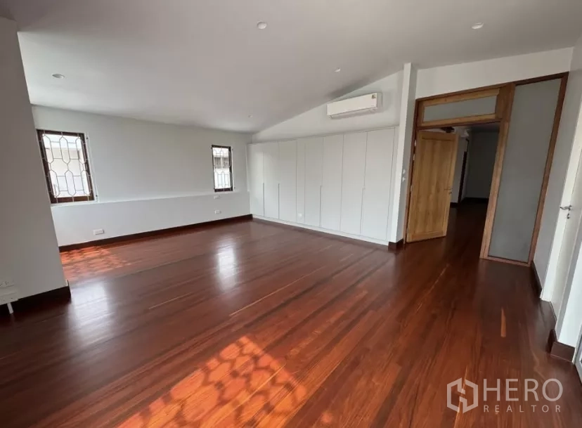 独立式住宅 出租在Watthana, Bangkok - 主卧带整面衣柜与分体空调。