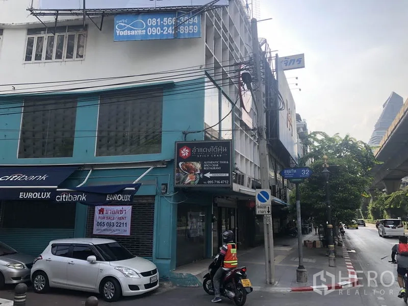 零售空间 出租在Khlong Toei, Bangkok - 临街环境与商铺外观，可见沿线商铺与附近的BTS高架线。