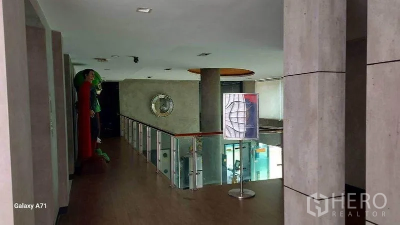 สำนักงานที่บ้าน ให้เช่าในNong Khaem, Bangkok - โถงทางเดินชั้นลอย ราวกันตกกระจก มองลงเห็นล็อบบี้