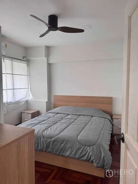 公寓 出租在Sathon, Bangkok - 采光明亮的卧室，配双人床、吊扇与转角窗罗马帘。