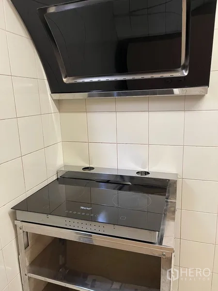 คอนโด ให้เช่าหรือขายในWatthana, Bangkok - เตาไฟฟ้าพร้อมเครื่องดูดควันสมัยใหม่และผนังกระเบื้อง