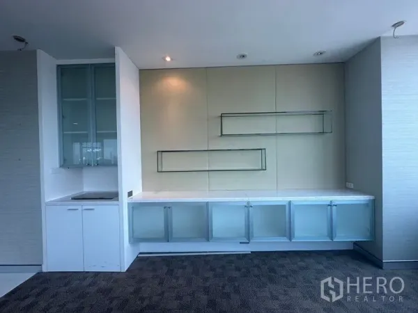 สำนักงาน ให้เช่าในKhlong Toei, Bangkok - มุมแพนทรีพร้อมตู้บิวท์อินและชั้นโชว์ พื้นพรม