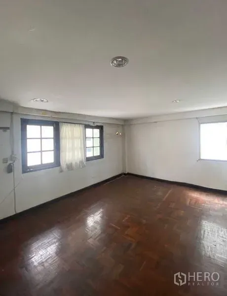 零售空间 出租在Bang Rak, Bangkok - 明亮房间，拼花木地板，嵌入式照明，两个带纱帘的窗户。