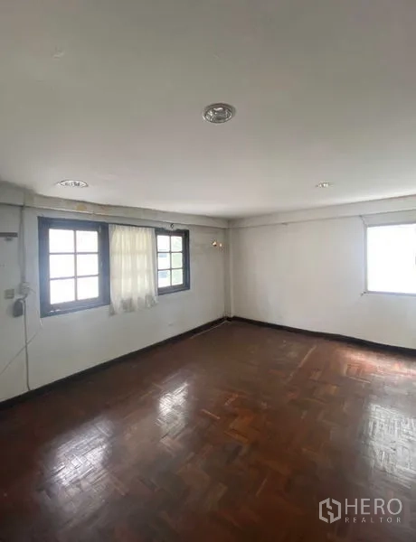 零售空间 出租在Bang Rak, Bangkok - 明亮房间，拼花木地板，嵌入式照明，两个带纱帘的窗户。