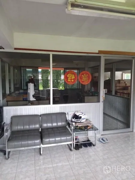 零售空间 出售在Bang Khun Thian, Bangkok - 前厅玻璃隔间办公室，配灰色座椅与瓷砖地面。