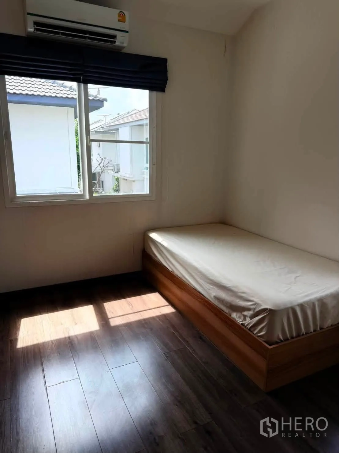 Detached House for rent in Bang Phli, Samut Prakan - Compact bedroom with single bed under a window and air conditioner.