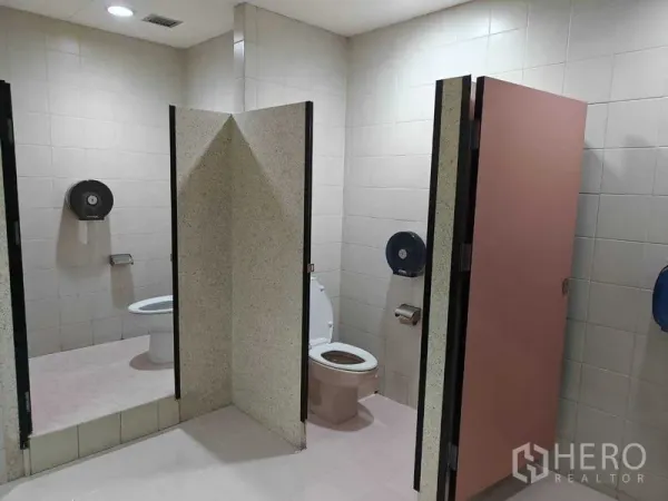 办公空间 出租在Din Daeng, Bangkok - 瓷砖卫生间，独立隔间坐便器。