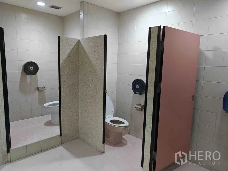 办公空间 出租在Din Daeng, Bangkok - 瓷砖卫生间，独立隔间坐便器。