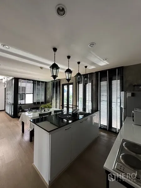 คอนโด ให้เช่าในKhlong Toei, Bangkok - ครัวยุโรปพร้อมไอส์แลนด์ เตา และโคมไฟสไตล์วินเทจ เชื่อมระเบียง
