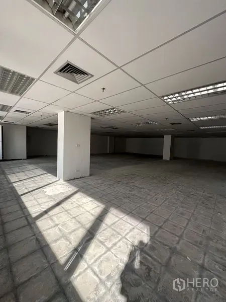 办公空间 出租在Pathum Wan, Bangkok - 未装修的办公楼层，吊顶、荧光灯与空调通风口，等待定制