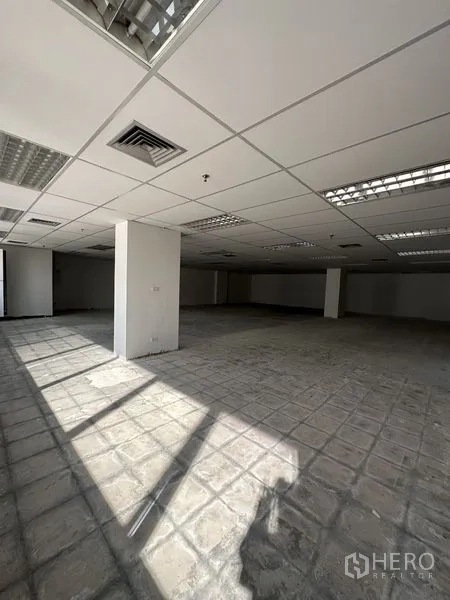 办公空间 出租在Pathum Wan, Bangkok - 未装修的办公楼层，吊顶、荧光灯与空调通风口，等待定制